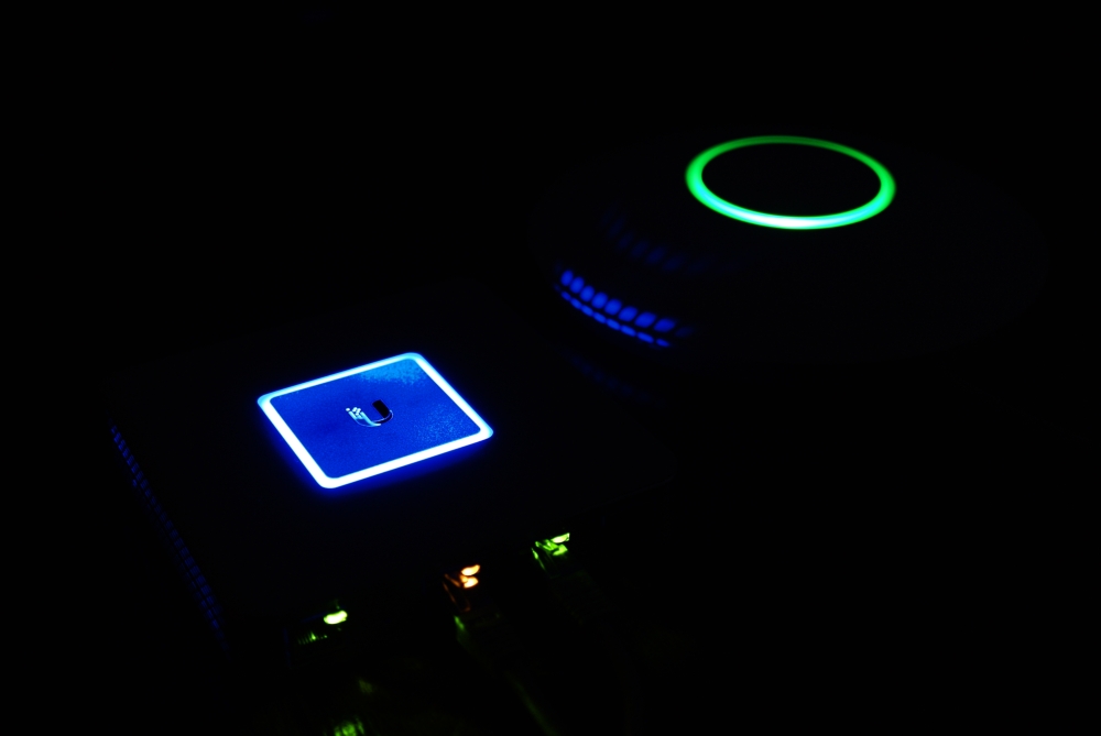 UniFi Security Gateway свечение дисплея в темноте 