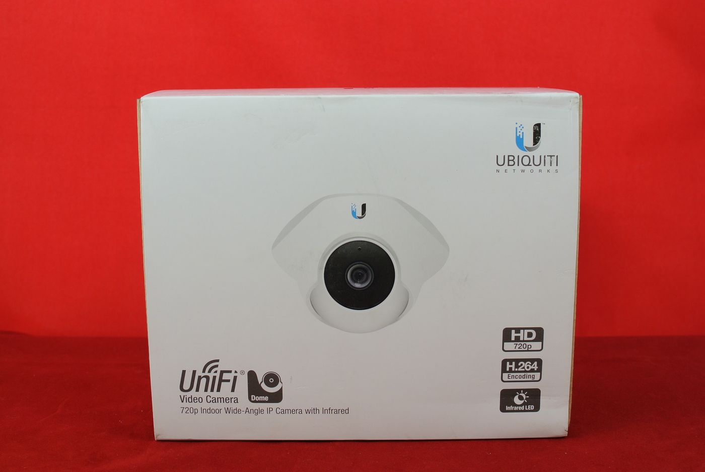 UniFi Video Camera Dome в коробке передний вид 