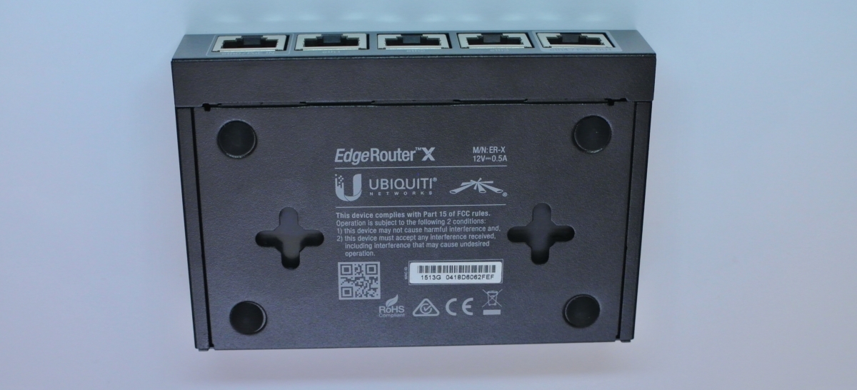 EdgeRouter X (ER-X) вид на нижнюю крышку и крепление 