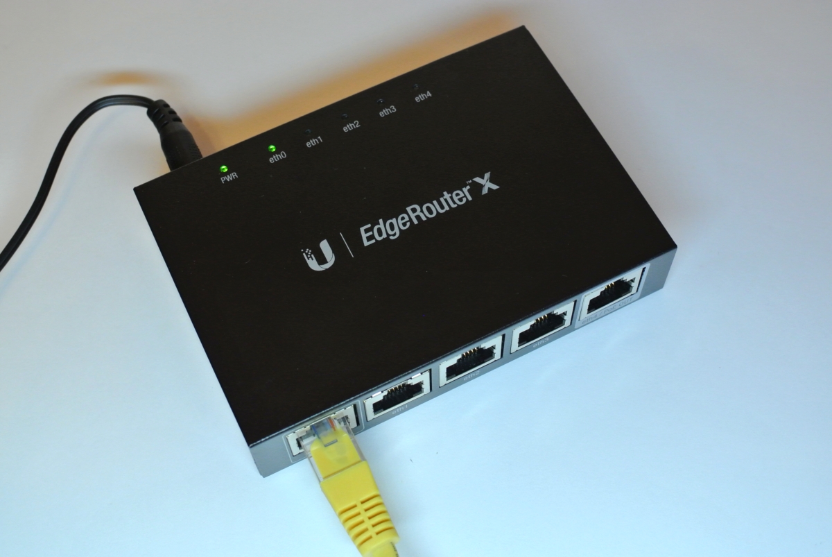 EdgeRouter X (ER-X) с подключенным интернет-кабелем 